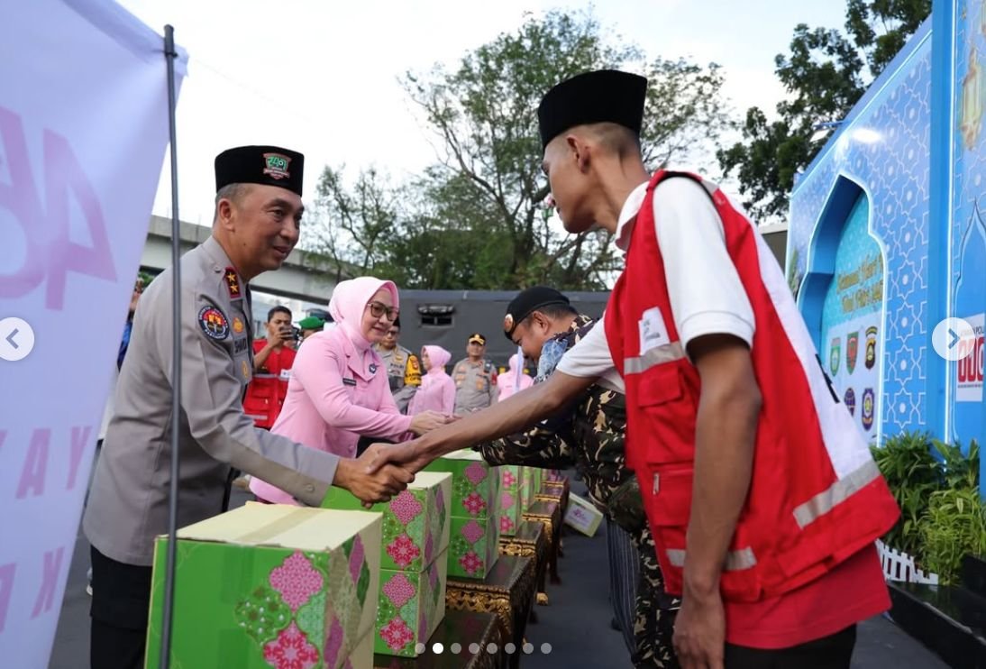 KAPOLDA SUMSEL DAN BHAYANGKARI CEK POS PENGAMANAN OPS KETUPAT 2026, BAGIKAN TALI ASIH HINGGA TAKJIL DI POS PELAYANAN SIMPANG 5 DPRD